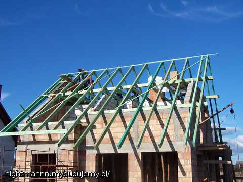 Więźba już prawie gotowa.