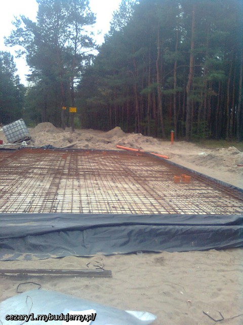 płyta fundamentowa po ułożeniu prętów fi 12mm wygiętych w kształty liter 