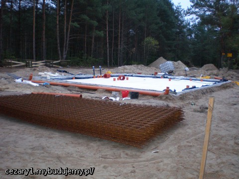 płyta fundamentowa po ułożeniu dwóch warstw styroduru w dwóch warstwach  o grubości 10cm każda na zakład. Z przodu przygotowane siatki z drutu zbrojeniowego fi 8mm do położenia zbrojeń.