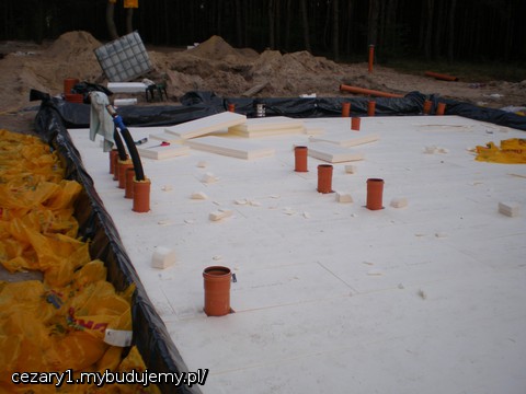 po ułożeniu 20cm styroduru (polistyren ekstrudowany firmy URSA, frezowany) dwie warstwy na zakład po 10cm.