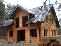 elewacje: frontowa i boczna z oknami (północ-zachód-południe)