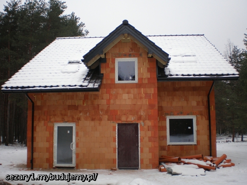 elewacja ogrodowa południowo-wschodnia; tutaj dodam, że drzwi wejściowe główne (te brązowe) widoczne w tej chwili są tymczasowe i będą wymienione gdy tylko fabryka je wyprodukuje, czyli najpewniej po świętach.