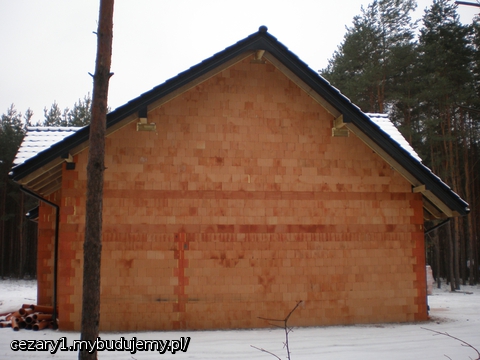 ta elewacja nie ma okien, ponieważ jest 3m od granicy z sąsiadem, ale pomieszczenia na parterze i poddaszu mają okna dachowe lub w elewacjach frontowej i ogrodowej, (wschód - północ)