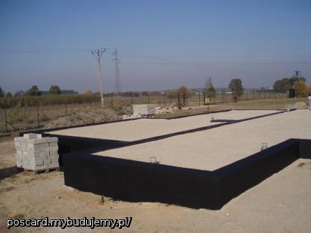 fundamenty zasypane, zagęszczone, wylewka na wiosnę