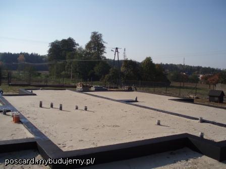 fundamenty zasypane, zagęszczone, wylewka na wiosnę