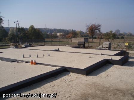 fundamenty zasypane, zagęszczone, wylewka na wiosnę