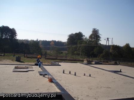 fundamenty zasypane, zagęszczone, wylewka na wiosnę