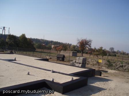 fundamenty zasypane, zagęszczone, wylewka na wiosnę