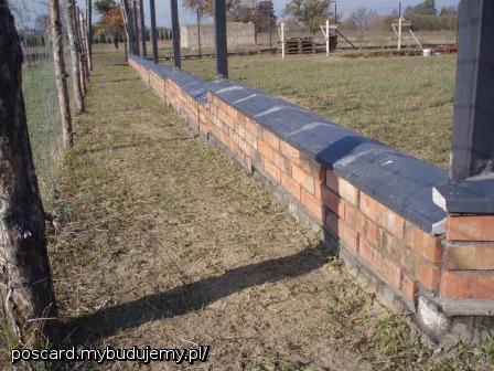 powstała też podmurówka ogrodzenia