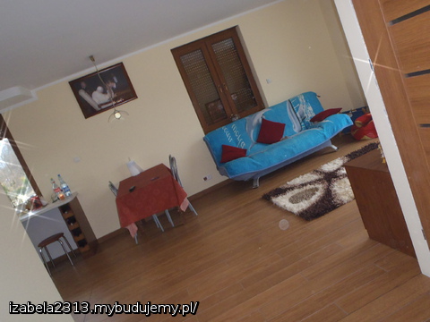 W SALONIE KORYTARZU POKOJU I KUCHNI SĄ KAFELKI