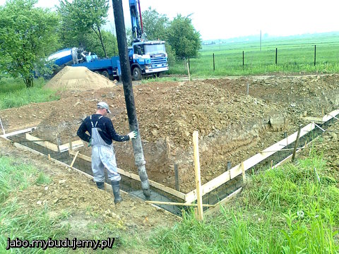 Zalewanie ławy fundamentowej