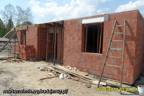 i domek nabiera kształtu....