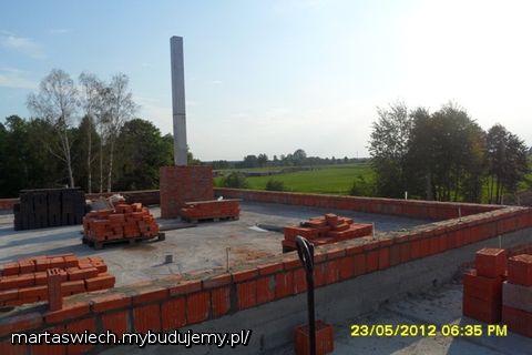 jeszcze warstwa cegieł i można zabierać się za dach