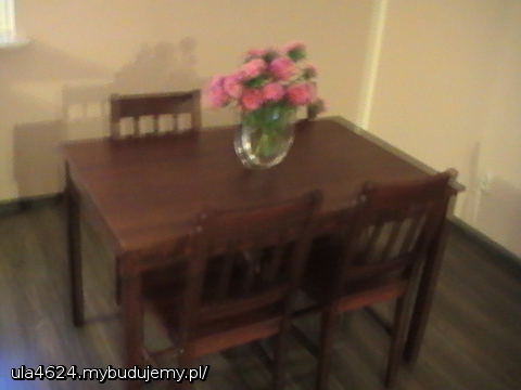 jeszcze mały stół w jadalni
