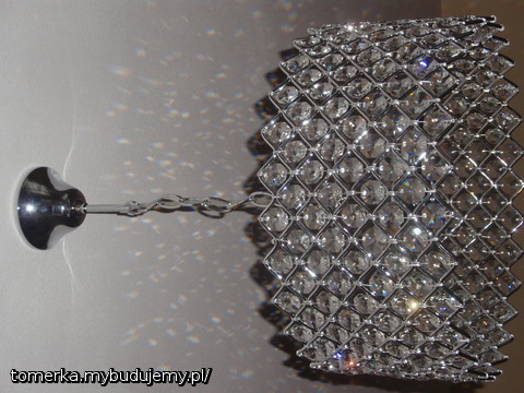 Moja lampa w salonie-jej swiatło ukrywa defekty sufitu :)