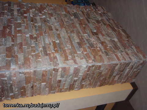 Komin zosta obłożony innym kamieniem naturalnym