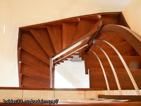 Schody zabiegowe z drewna debowego ,balustrada mieszana drewno-stal.