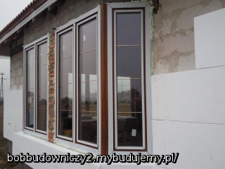 widok z boku na małe okienka trzeba myć z zewnątrz...