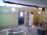 Pierwsze płytki kładziemy w... garażu.