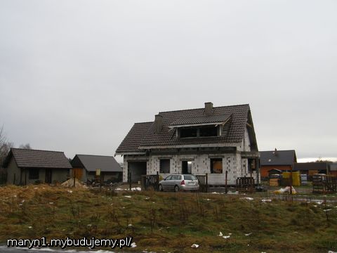 Coś się tam udało położyć na dachu - między opadami śniegu i dużymi grudniowymi mrozami.