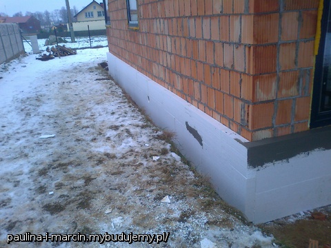 10cm styro twardego na fundament na ściany pójdzie 15 cm