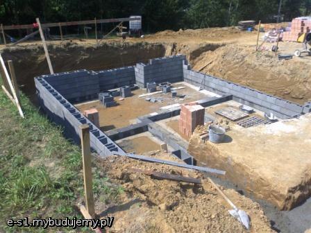 Niech się mury pnądo góry