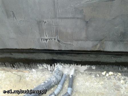 Odprowadzenie drenażu spod wylewki. Grunt to dobrze szczepiona ze sobą zrobiona izolacja pozioma i pionowa. Przygotowanie pod izolacją pionową