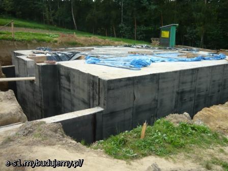 Różnie mi radzili z izolacją pionową. Zdecydowałem się na podwójną papę termozgrzewalną. Oj było GORĄCO!!!!