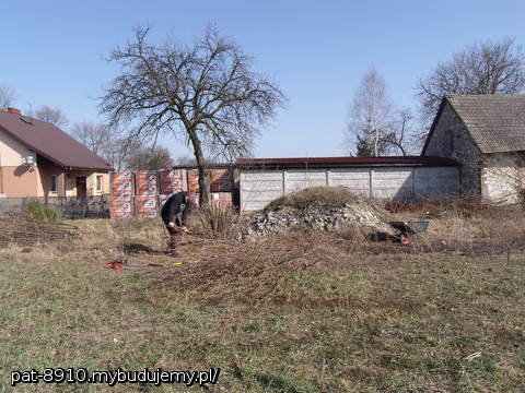 Przemas przy okopywaniu drzewek, w tle cegła czeka już na budowę:)