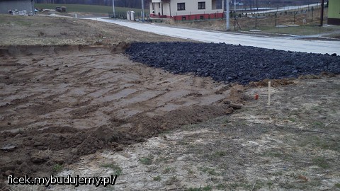 Zbieranie ziemi i troszkę  kamienia na tymczasowy wjazd :)