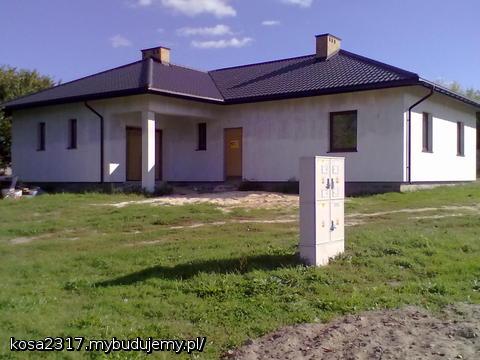 W 2012 lekko przysnąłem z aparatem. W 2011 zrobiłem tylko instalacje elektryczną . Teraz domek wygląda tak .To strona Północna.