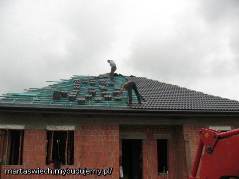 dachówka już prawie na swoim miejscu