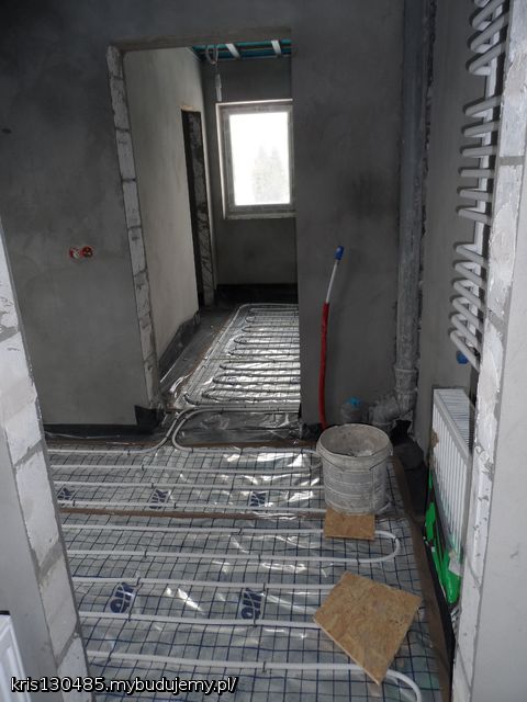 widok z górnej łazienki na pralnię i naszą garderobę