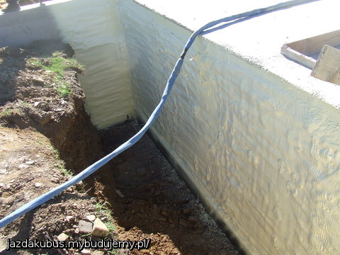 Izolacja piwnic natryskowo pianką.