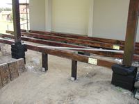 kwiecień 2013: drewniana konstrukcja pod taras, osadzona na betonowych gotowych postumentach. Wymiary tarasu 6x3m. Drewno: świerk skandynawski 4,5x14x600cm.