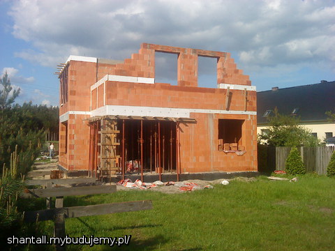 Rosną ściany szczytowe - widać już okna