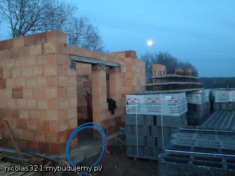 idzie noc i przywieźli już strop ;)