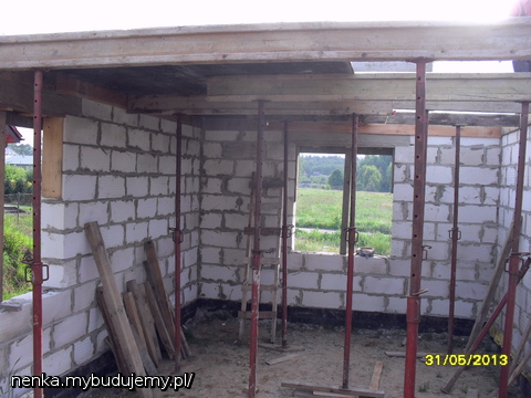 Przygotowanie do stropu w części salonu.