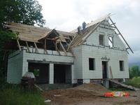 dach został lekko zmieniony - nad garażami - dzięki temu pokój jest większy a i kubatura automatycznie się powiększyła