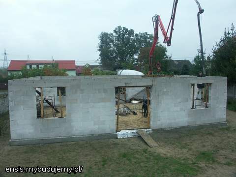 2009.10.22_09-03
wylanie wieńca, słupa, podciągów oraz płyty nad gankiem