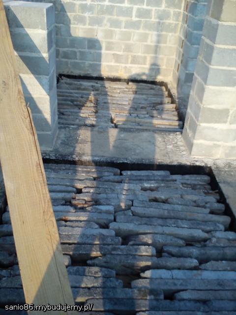 A tutaj posadzki wylozone kopalnianymi betonikami ktore sa zbrojone zamiast duzej ilosci piasku czy juz nie mowiac o glinie... :P