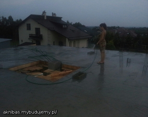 TERAZ PODLEWAM A ZANIEDŁUGO UROSNIE NAM JESZCZE WIĘKSZY;)radosci nie ma konca:))