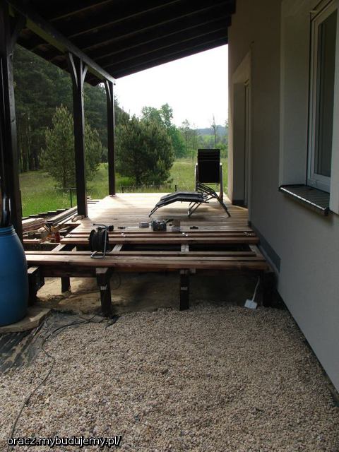 maj 2013: mocowanie podłogi z zastosowaniem systemu łączników (wkręty niewidoczne z góry)