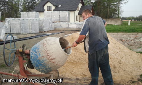 Pierwsza betoniarka przy murarce.