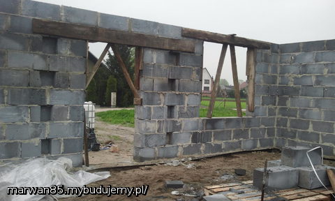 Drzwi wejściowe i fragment kuchni