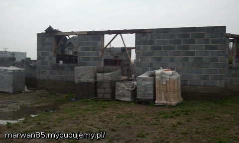 Widok na wykusz, salon i mały pokój od zewnątrz.