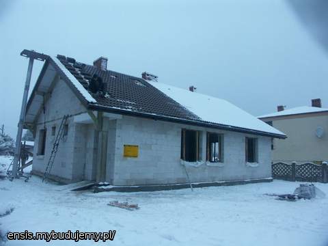 2009.12.31_15-02
układanie ostatnich dachówek