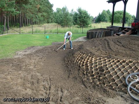 czerwiec 2013: kształtowanie ogrodu. Skarba umocniona specjalną geokratą która ma zapobiec obsuwaniu się ziemi