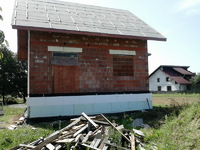 mikołajek od strony tarasu. w tym roku podsypie jeszcze ziemie na poziom foli kubełkowej i koniec. finito.