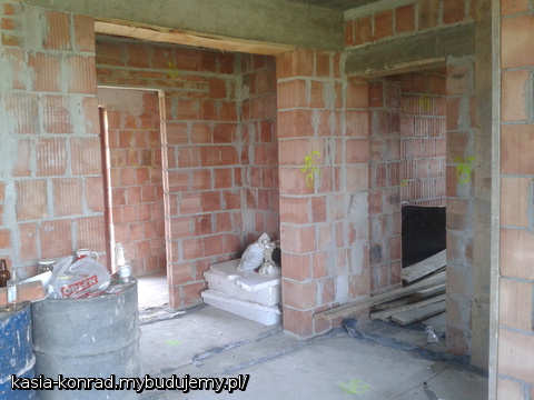 Na wprost przedsionek a po prawej widać łazienkę.